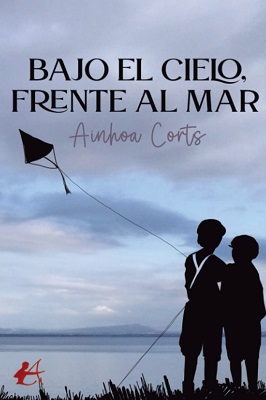 bajo el cielo frente al mar